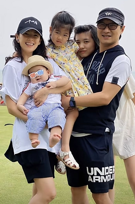 章子怡首晒儿子正面照，脸型鼻子像汪峰，戴草帽胖嘟嘟如瓷娃娃