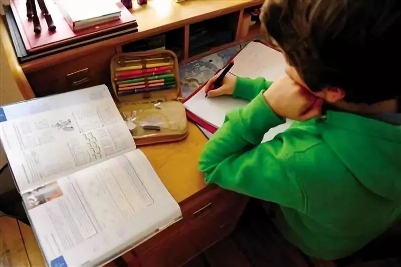 孩子作业没写完，该“熬夜写”还是“早起补”？学霸做法值得借鉴