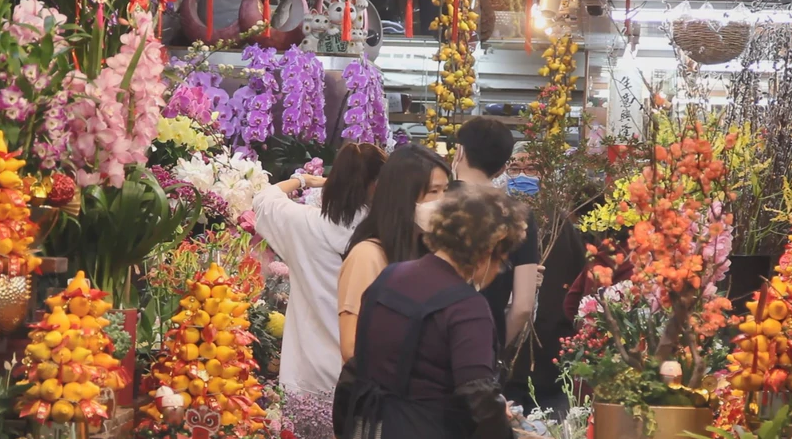 袁詠儀夫婦外出置辦年貨，老婆紮馬尾顯清純，張智霖插兜凹造型