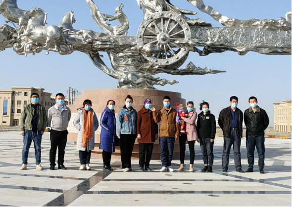 新疆若羌县：观城市新貌 促民族团结