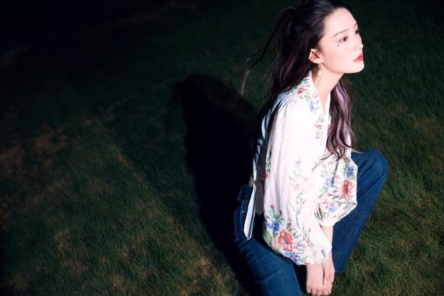 李沁七夕泪痣桃花妆造型，穿花衬衫温柔可人，莞尔一笑也太甜了