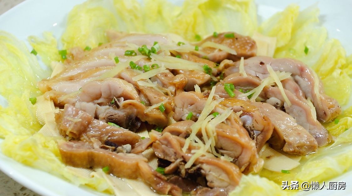 不需要添加任何調味品，醃製臘雞腿，配上娃娃菜和豆腐皮蒸著吃