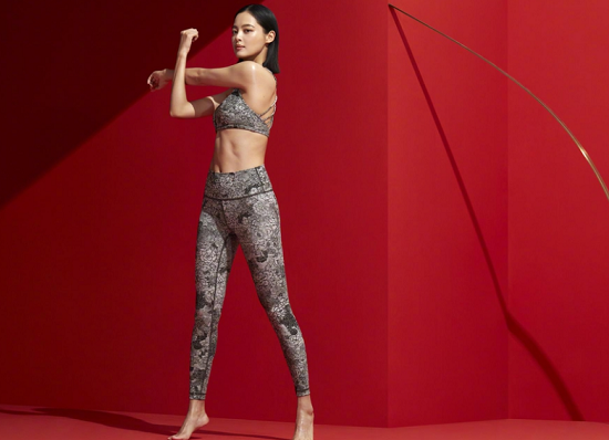 辛芷蕾一身健身运动服,很普通的套装就让她穿