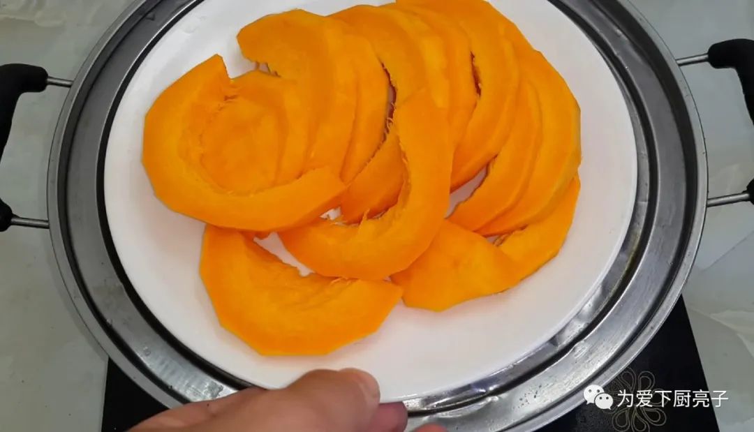 自制南瓜丸子的做法，锅里一炸，出锅不发硬不吸油，全家都抢着吃