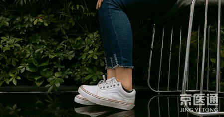 年轻女记者崴脚12天后离世！她忽视的问题你可能