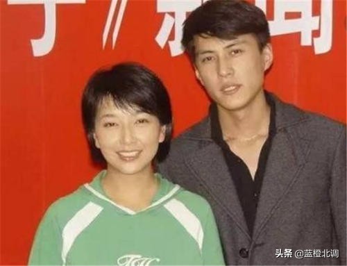 “妇女杀手”靳东的苦甜情史，和他背后的2个离婚女人