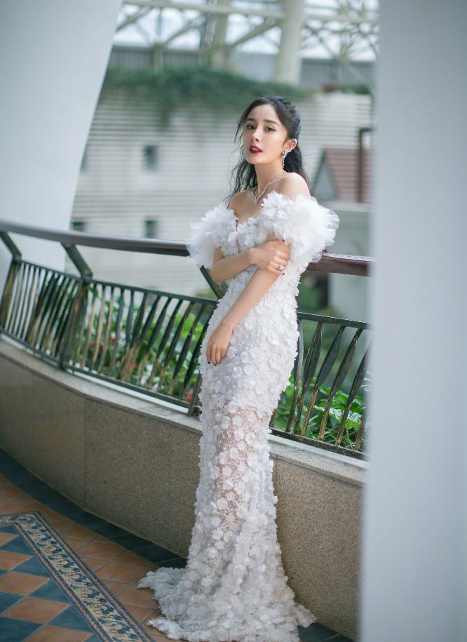 杨幂:爬上顶峰的背后是努力 努力就是她隐形的翅膀