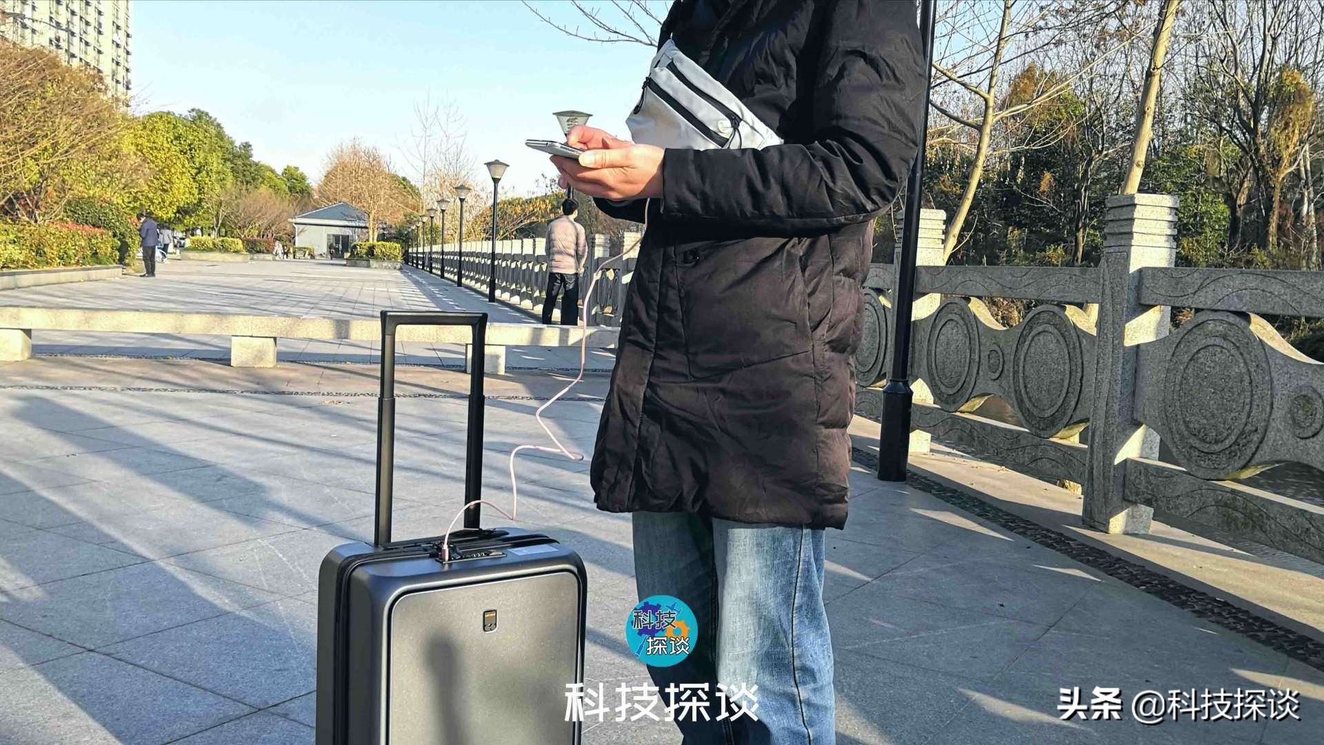 国货把背包的便捷性带进行李箱，让笔记本轻松放置，手机快捷充电