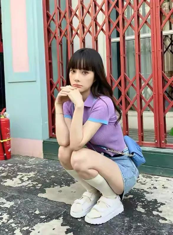 李小璐晒出近照，披肩长发妆容清纯，网友：这还是李小璐吗