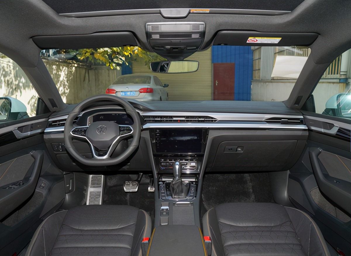 一汽大众CC，中型掀背车，2.0T动力强，7.7秒破百