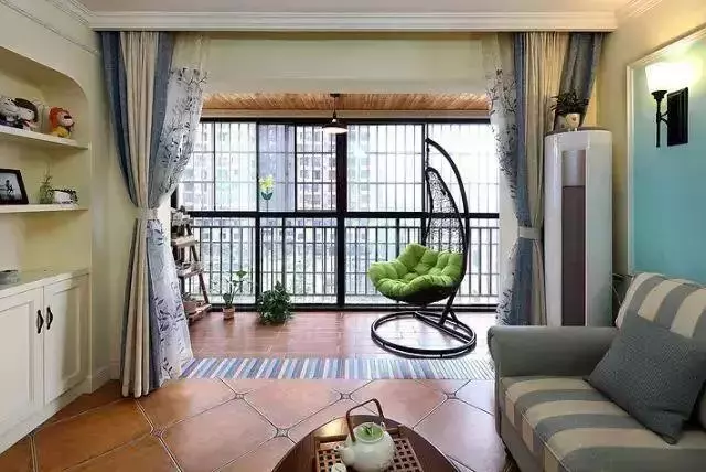 客厅连阳台,不装推拉门,还能怎么做?