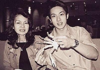 吴尊晒照为75岁爸爸庆生，十几口人同框人丁兴旺，可惜妈妈已离世