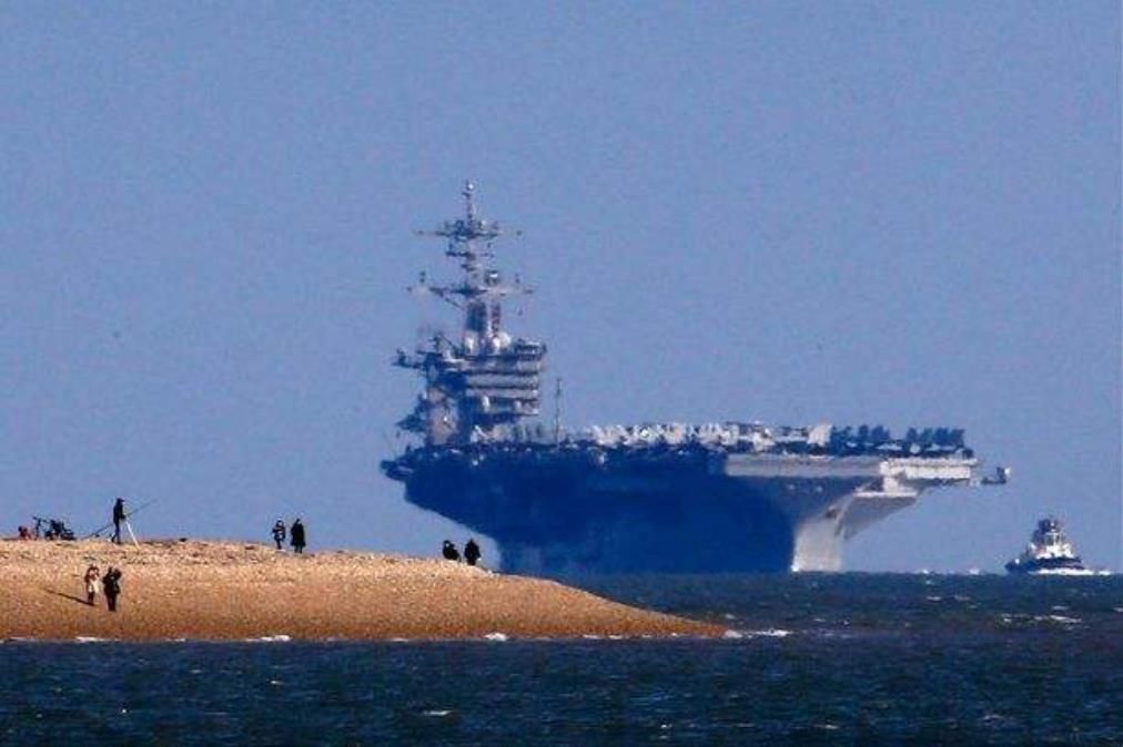 美军7艘航母疫情中冒险“复工”，强行出海，这