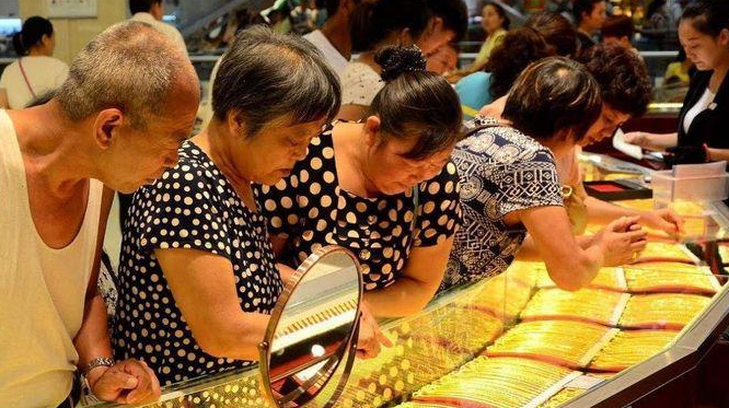 国际金价暴跌，投资或迎“完美风暴”，“中国大妈”还会出手吗？