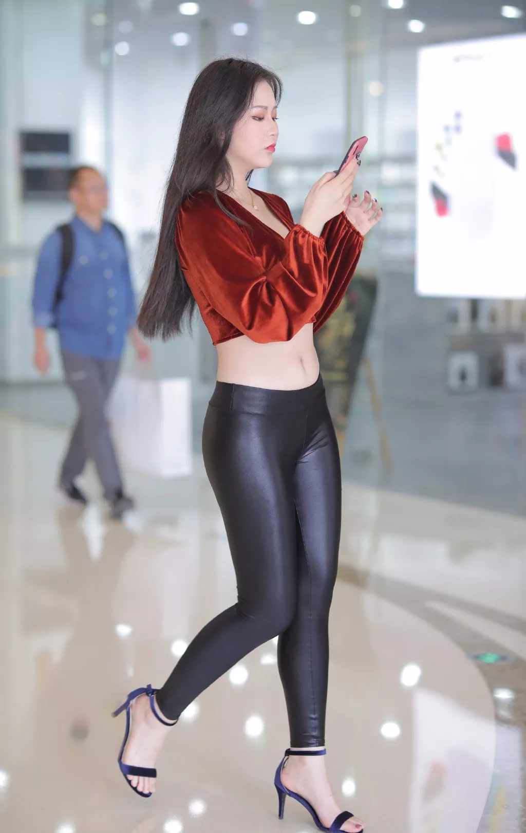 街拍之看手机的美女