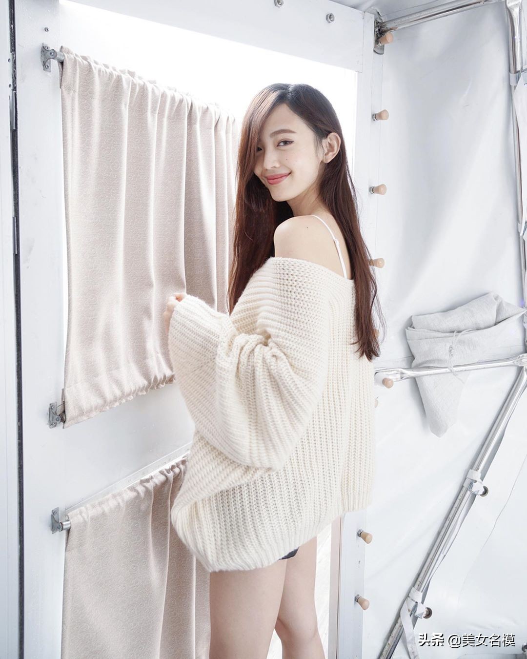 露肩裝，秀出冰肌玉膚雪白香肩！