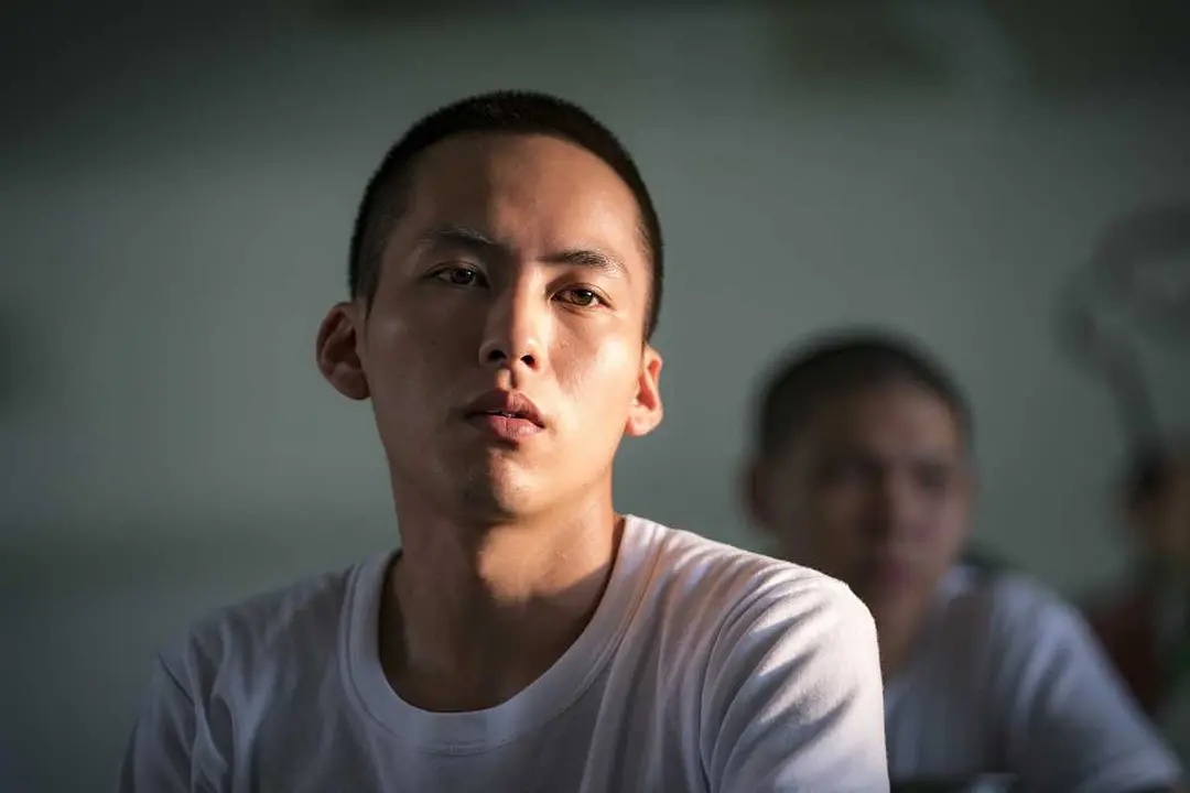 小儿子伤人入狱，大儿子跳楼自杀，这部电影里