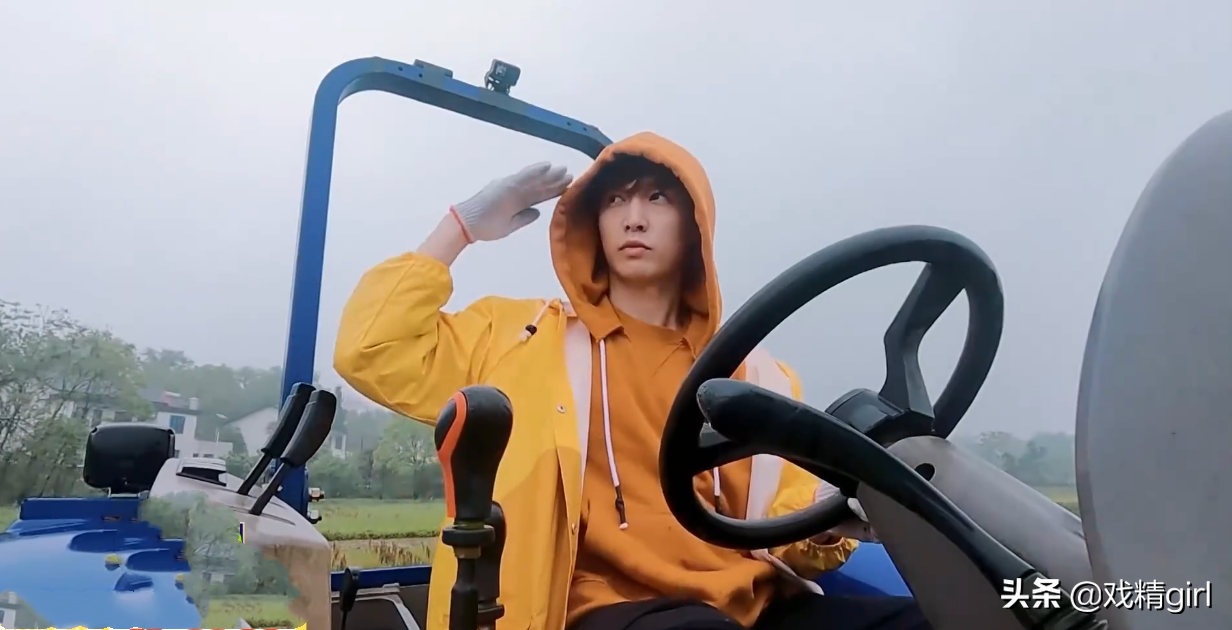 杨紫说擂茶难磨，张艺兴拍了她一次背四次手鼓励，还说：我帮你弄