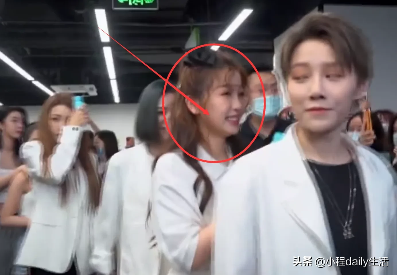 虞书欣被粉丝喊话借钱，谁注意她下意识的3个字