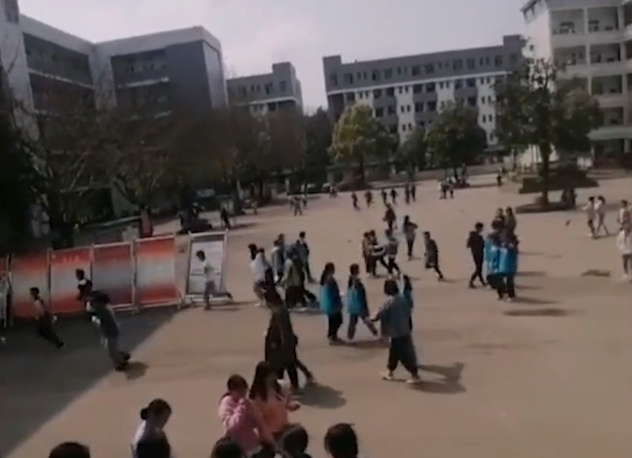 重庆15岁男生校内失踪后，遗体在学校蓄水池被找