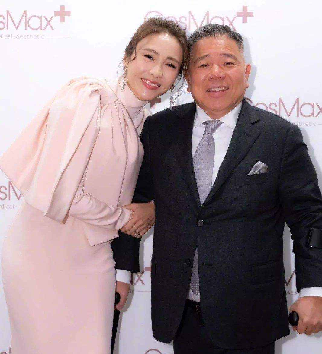 49岁黎姿晒性感美照，生四个子后依旧性感撩人，