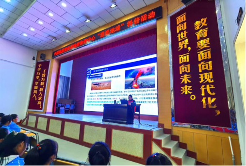 甘肃省民勤县：“透视地球”科普讲座开讲