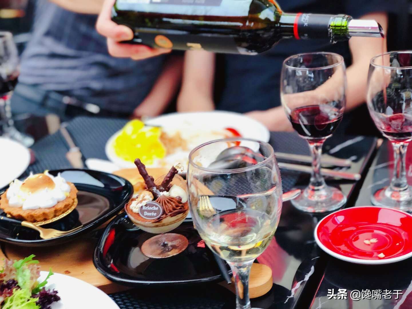 為什么葡萄酒底部會有個很深的凹槽？聽完行內人講解，漲知識了