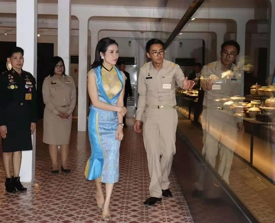 泰国“甄嬛”宠冠六宫！跪地上挑选礼服，泰王