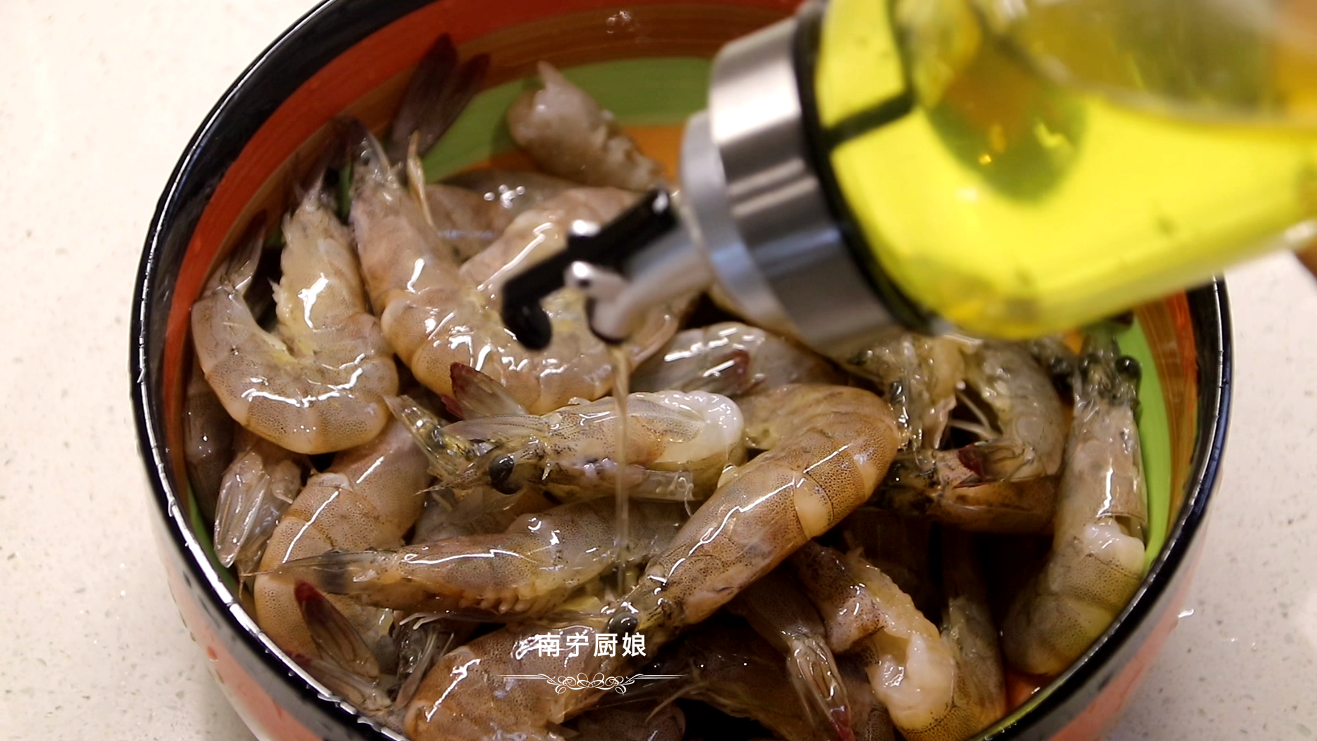 白灼大虾用清水煮就错了，老渔民教我一招，不放一滴水，鲜嫩弹牙