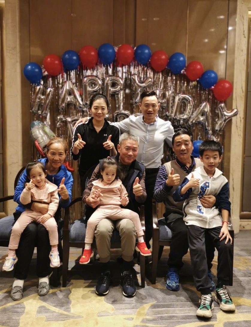 楊威一家遊迪士尼，十歲楊陽洋長成帥氣少年，雙胞胎妹妹軟糯可愛