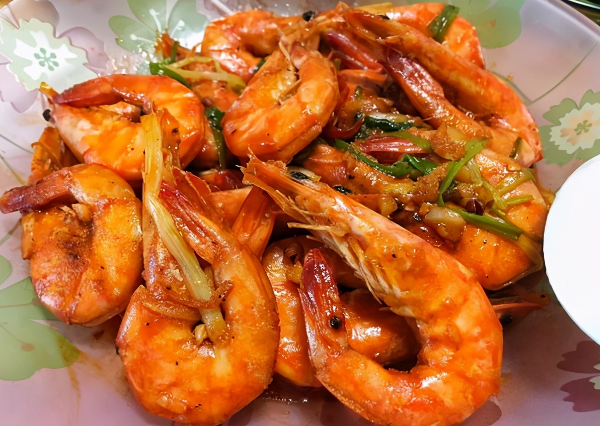 做油燜大蝦，記住2個技巧，蝦肉不腥香味濃味道好，教您正確做法