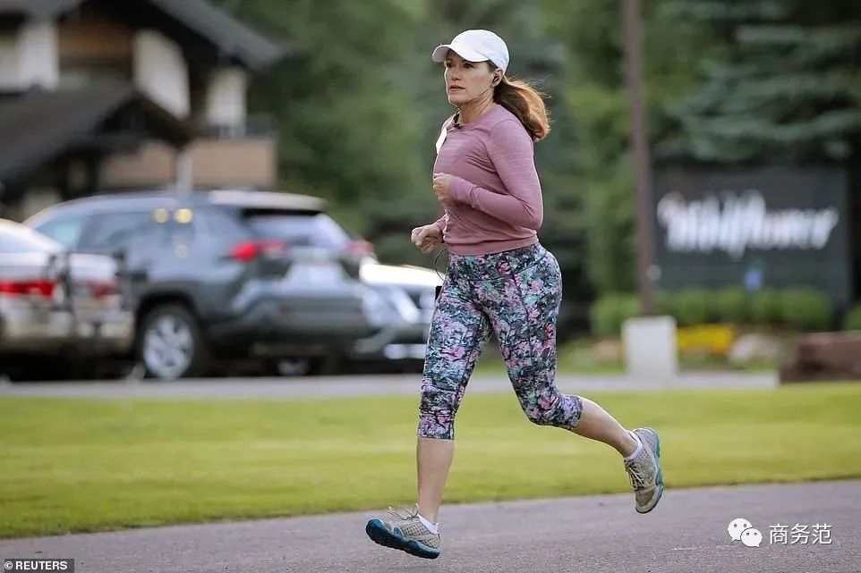 扎克伯格穿200块拖鞋聚会，暴露了全世界最有钱人“穿衣潜规则”