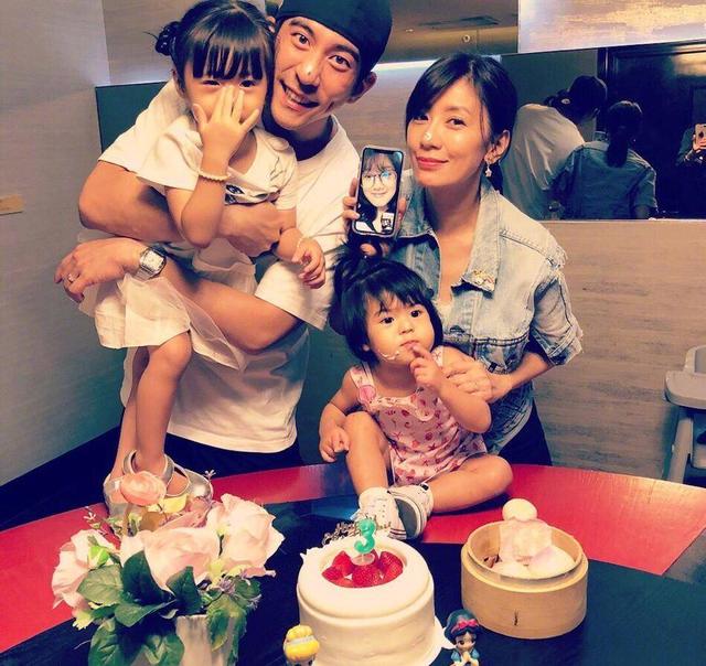 妈妈亲自下厨！咘咘、修杰楷父女感到紧张，贾静雯无奈苦笑