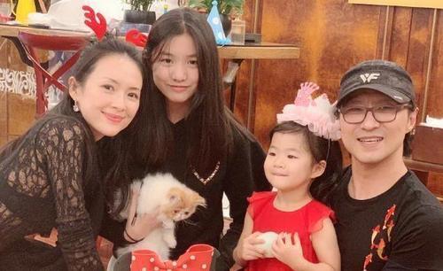 偶遇汪峰夫婦帶孩子用餐，章子怡跟小蘋果形影不離，母女關係親密