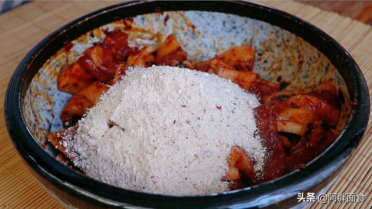 把五花肉放鍋中蒸一蒸，教會你，一層比一層好吃，年夜飯待客有面