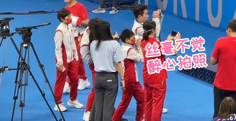 全红婵化身摄影师！郭晶晶一边苦等，为她戴金牌，陈芋汐没这待遇