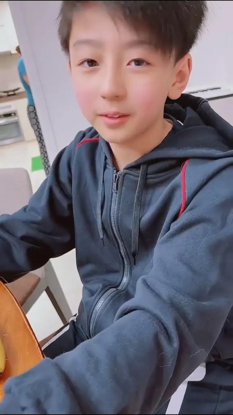 张柏芝晒二儿子视频，11岁小Q又变模样，奶萌帅气颜值不输小鲜肉