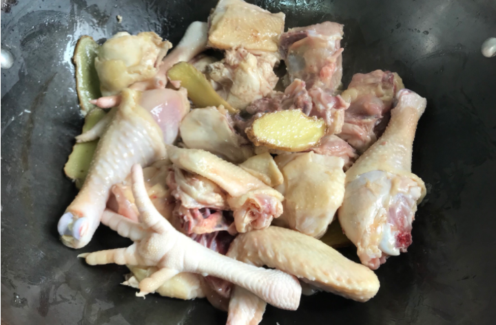 鸡肉也要吃得养生，教你在家做麻油鸡，看着就流口水