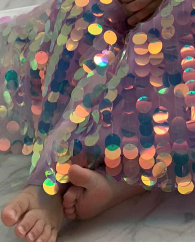 王祖蓝大女儿正脸照罕曝光！双眼皮扁鼻梁像老爸，梳朝天辫个子高