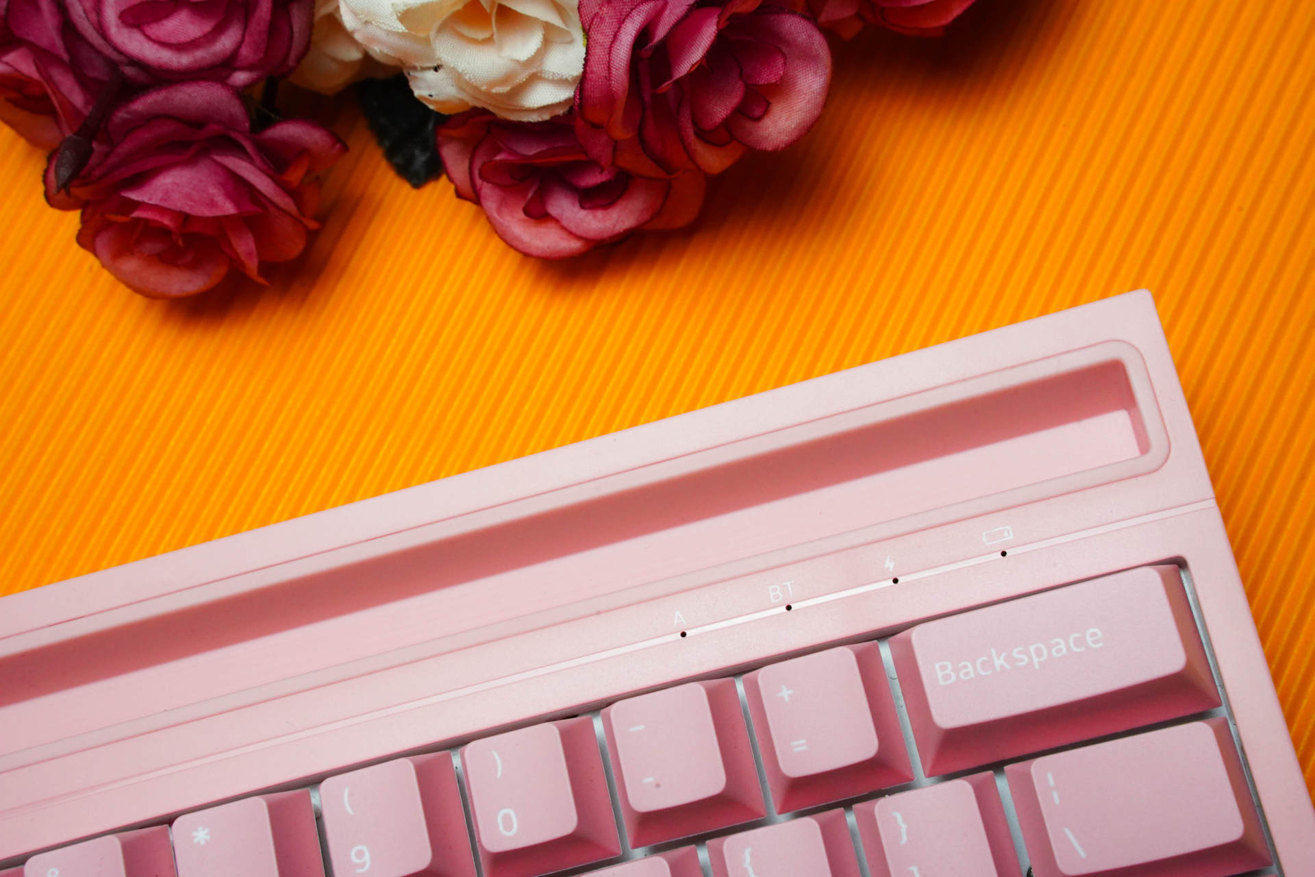 每个女生都有公主梦，送老婆个粉色黑爵K620T双模机械键盘做礼物