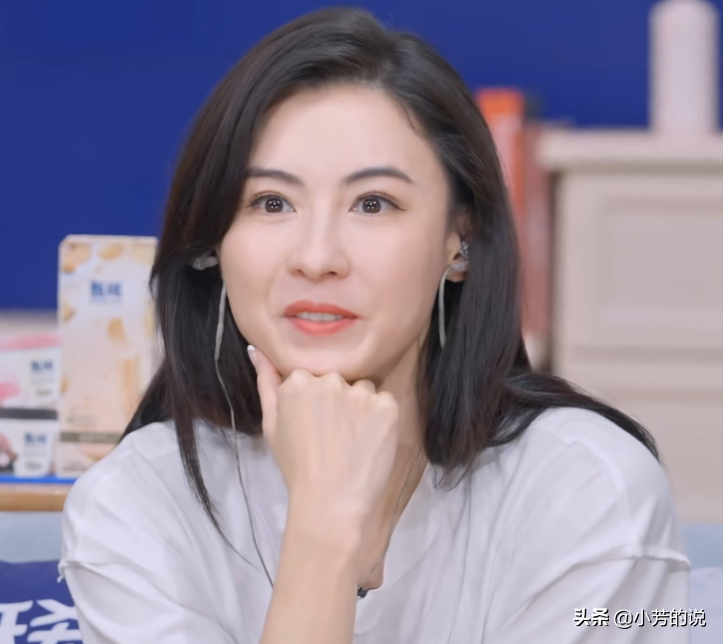 张柏芝去幼儿园看孩子，双膝跪地有耐心，妆容是对孩子最大的尊重