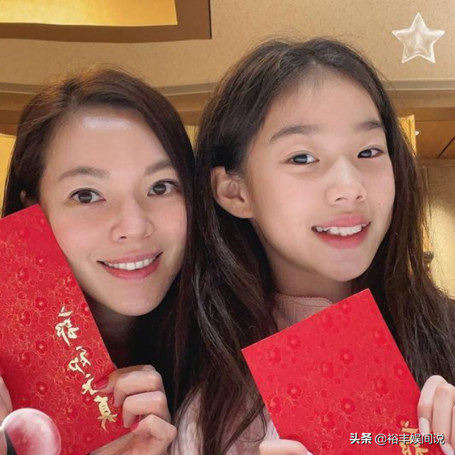 富士康老板娘与女儿展示超难动作！46岁貌美如花，被赞两位少女