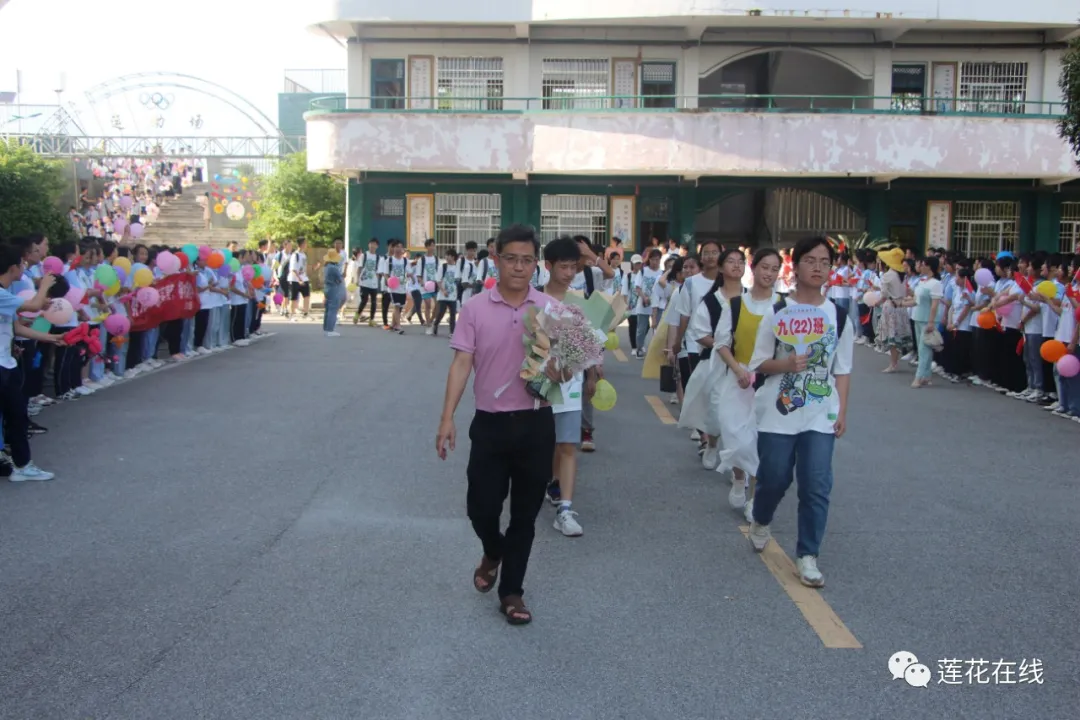 莲花县城厢中学举行九年级毕业生离校欢送仪式(图29)