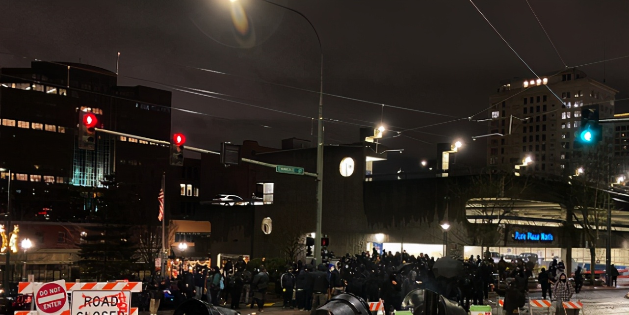 為自保，美警察開車碾壓民眾，多地發生暴力抗議，美政府允許帶槍