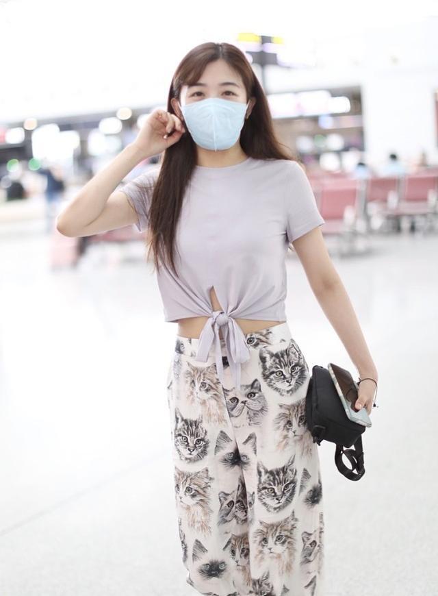 32岁张含韵气质又甜又奶，微胖身材穿休闲装，可