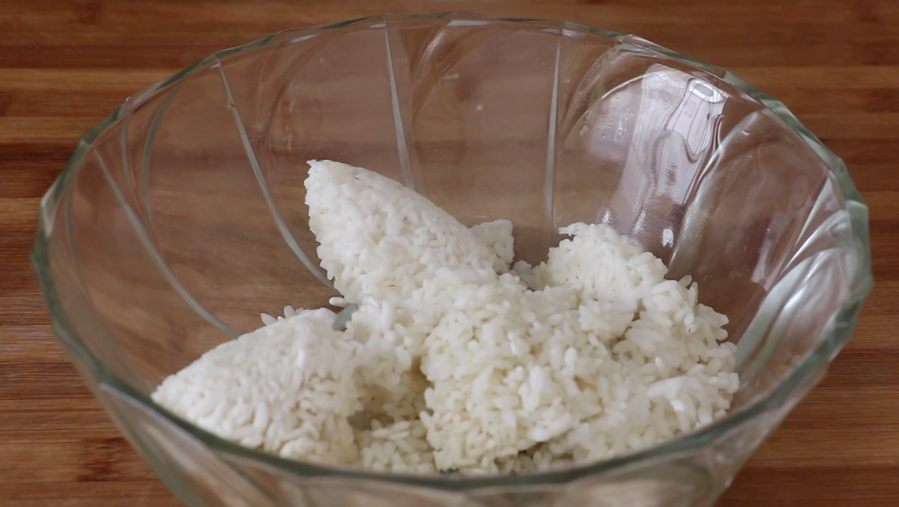 Don’t make egg fried rice with leftover rice. It’s simple to make, and both adults and children love it. It’s nutritious and greedy