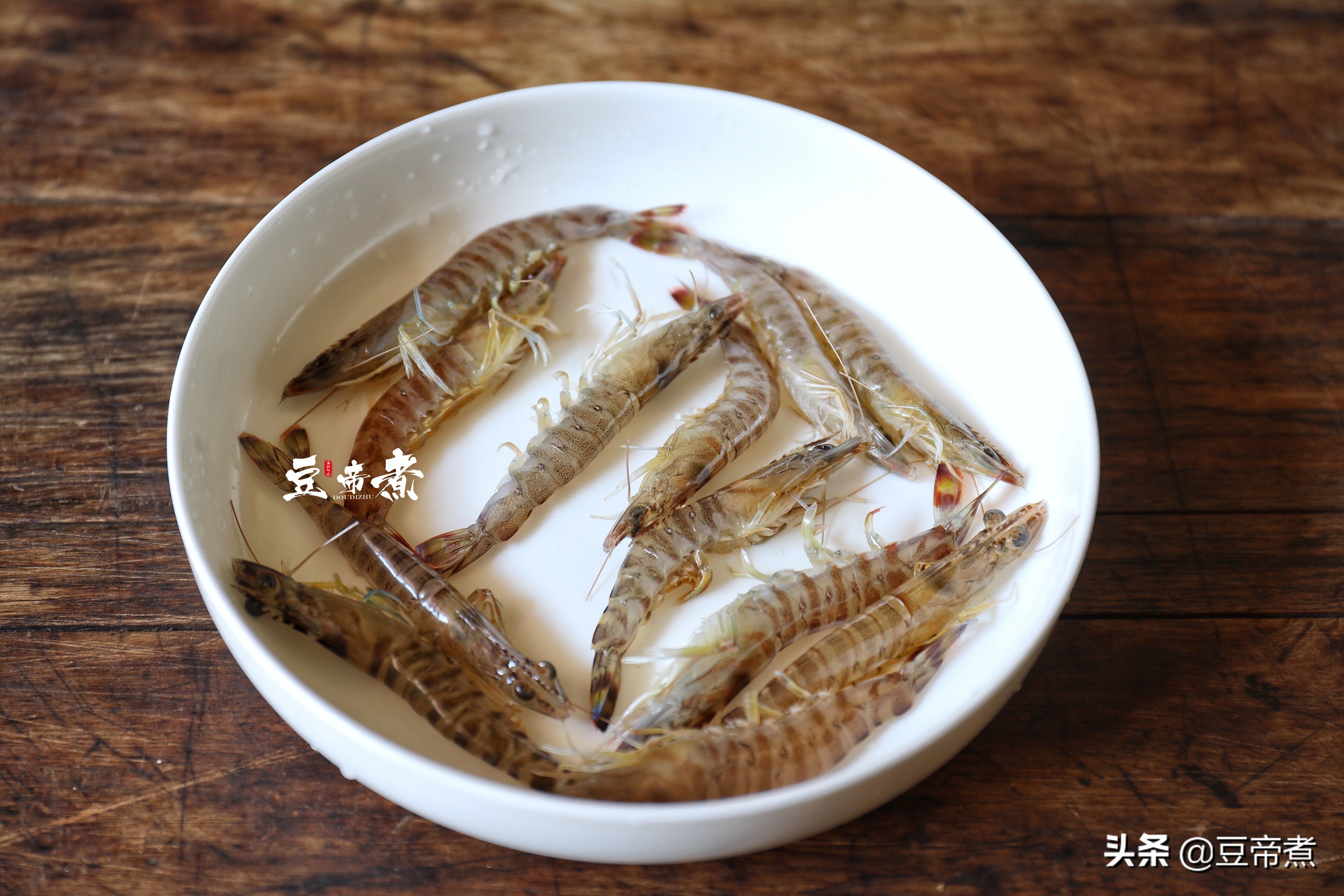 没有泡面乌冬面也好，随便加点料就是午餐，网友：三包泡面换一碗