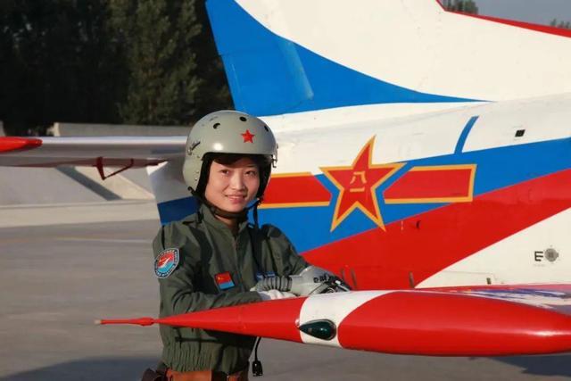 中国第一位歼十女飞行员，30岁时飞行训练牺牲，