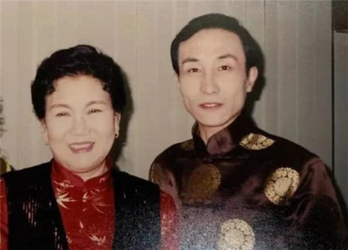 1999年，赵丽蓉忍痛穿上寿衣，选好遗照，虚弱地请求安乐死