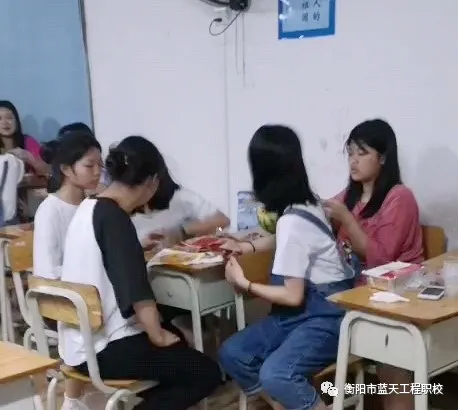 衡阳市蓝天工程学校开展2019级学生团队凝聚力课程